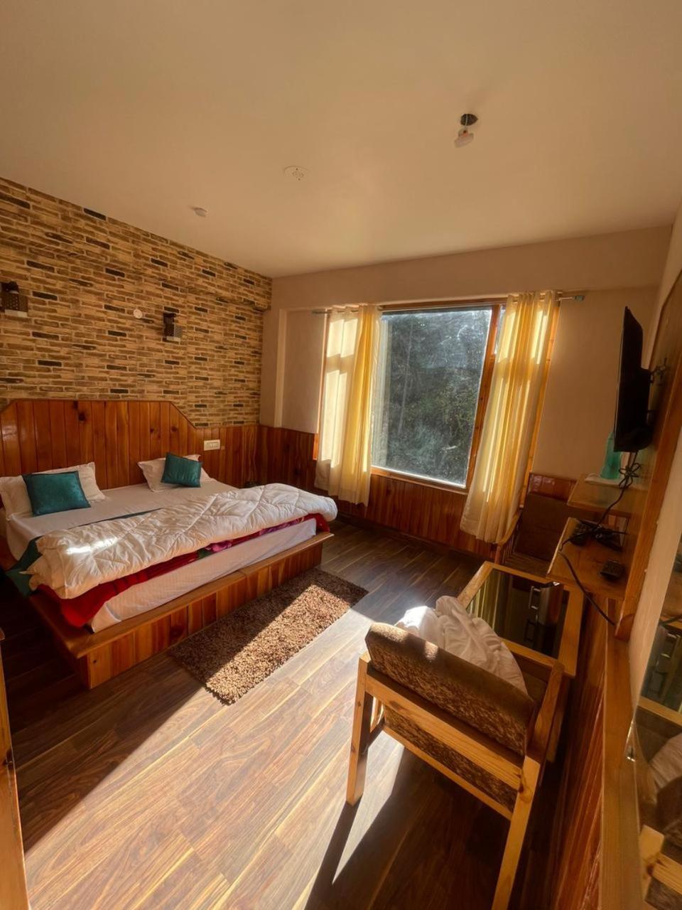 Shangri-La Rooms & Restaurant Касол Екстериор снимка