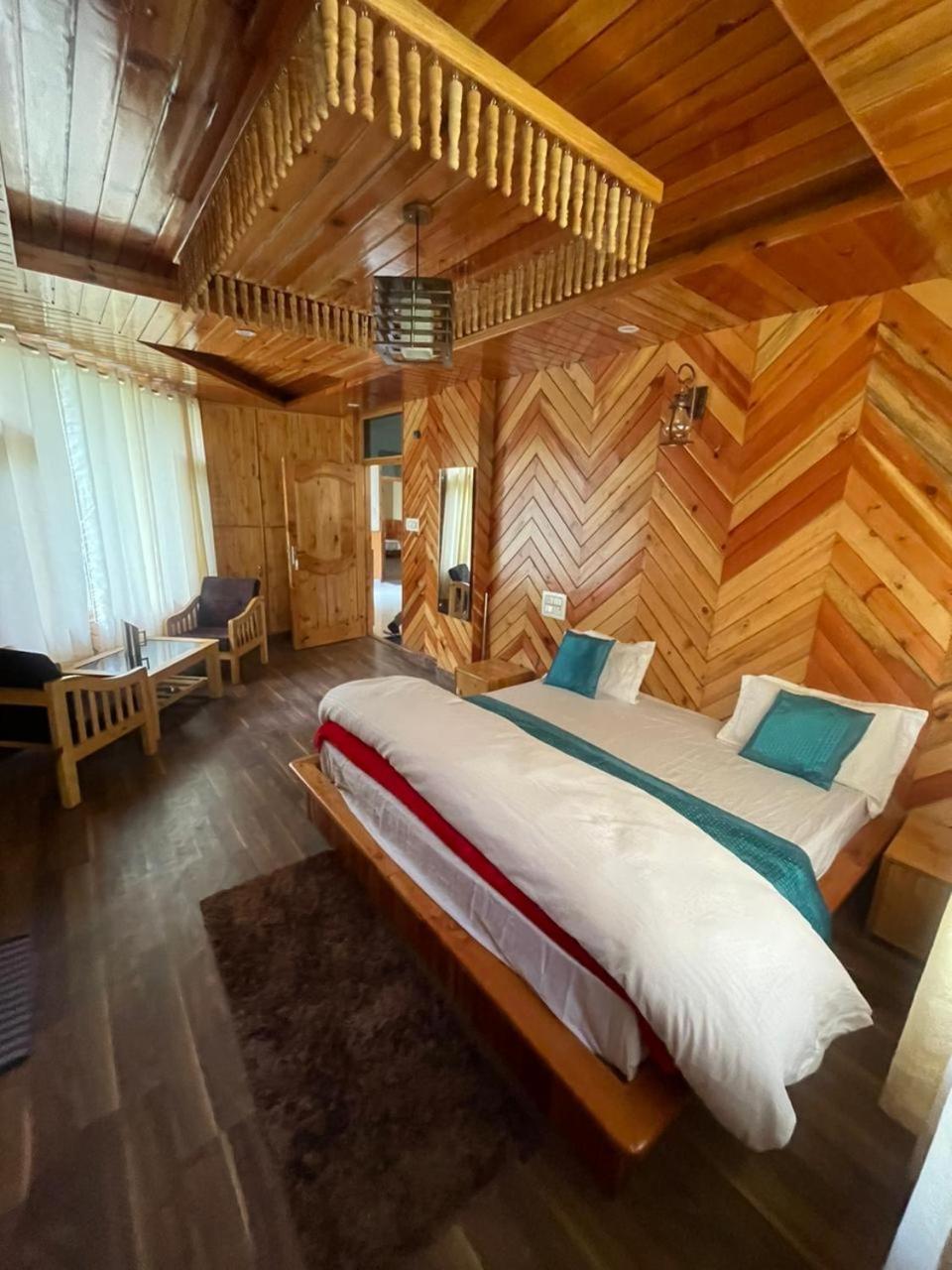 Shangri-La Rooms & Restaurant Касол Екстериор снимка