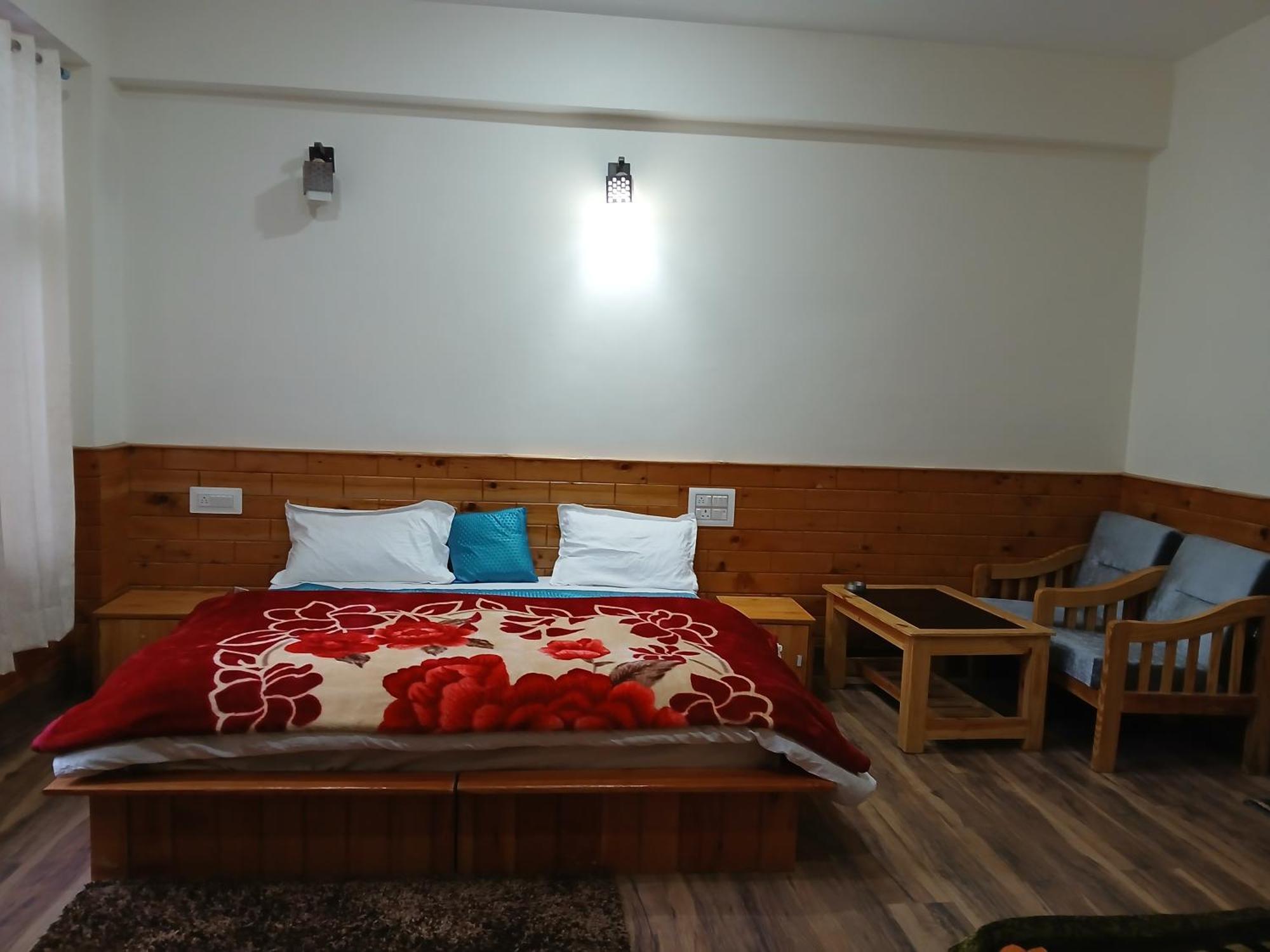 Shangri-La Rooms & Restaurant Касол Екстериор снимка