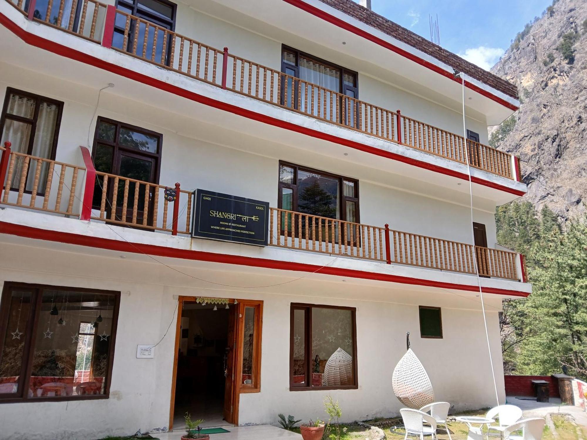 Shangri-La Rooms & Restaurant Касол Екстериор снимка