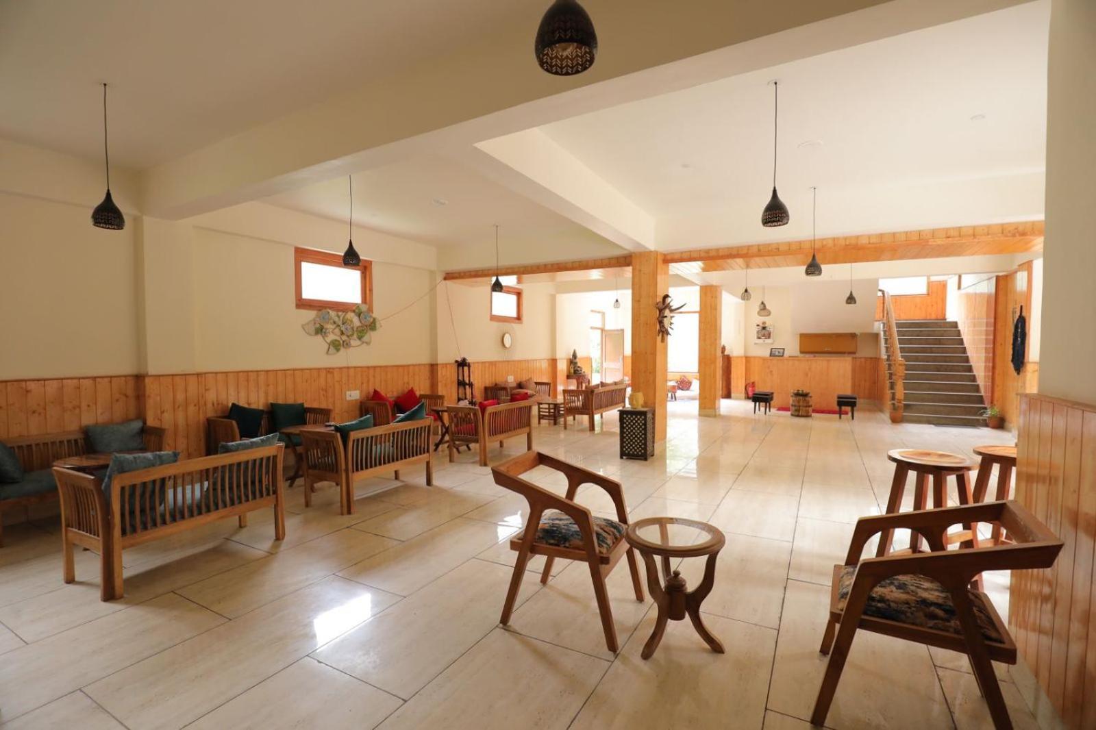 Shangri-La Rooms & Restaurant Касол Екстериор снимка