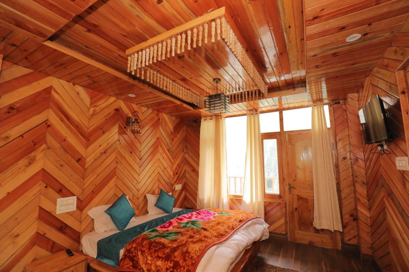 Shangri-La Rooms & Restaurant Касол Екстериор снимка